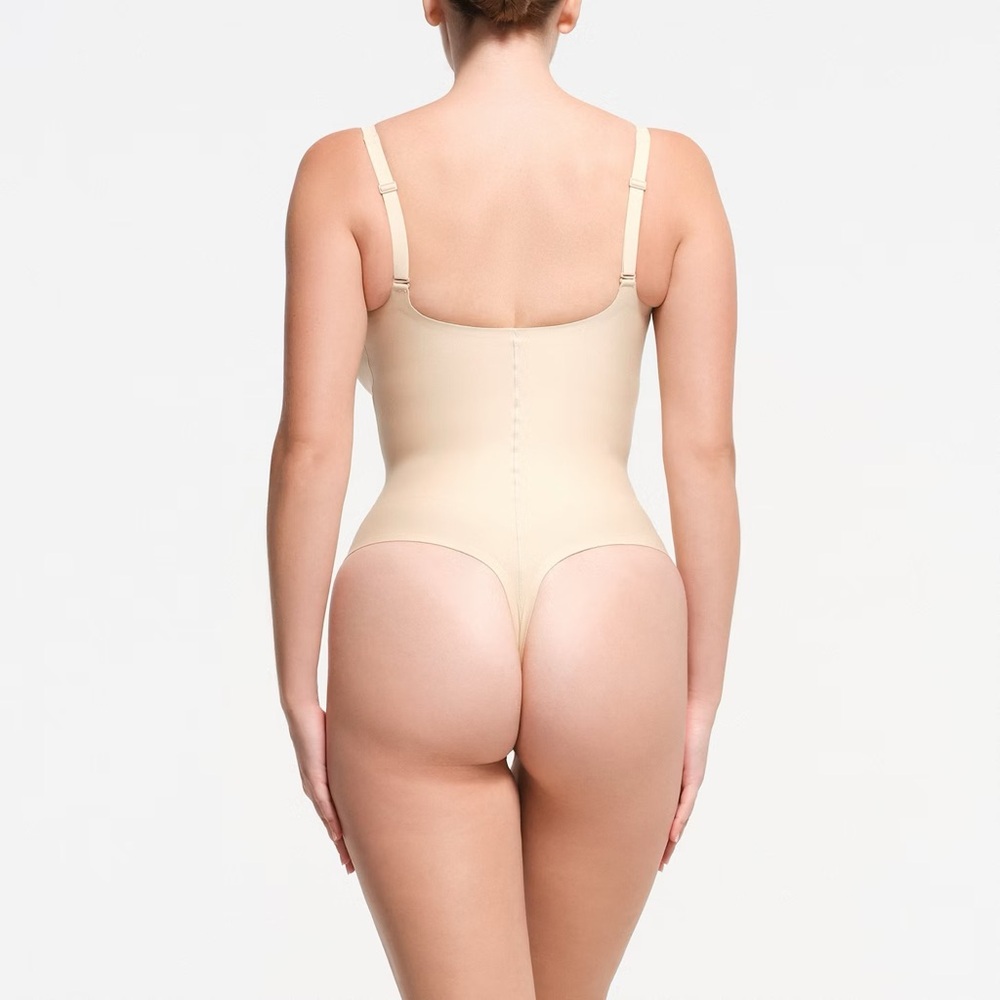 SKIMS CLAY CORE SCULPT PLUNGE THONG BODYSUIT - Picture 4 of 6